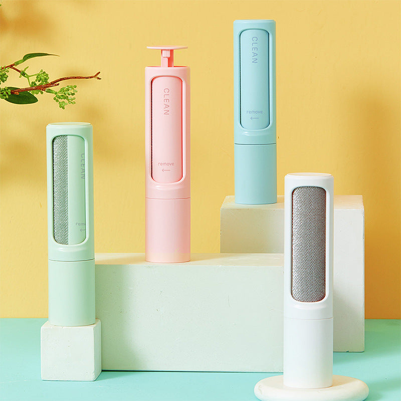 Présentation de brosses anti-poils avec leur boîtier dans plusieurs coloris