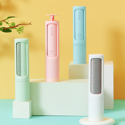 Présentation de brosses anti-poils avec leur boîtier dans plusieurs coloris